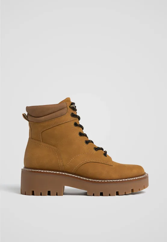 Botines planos acordonados estilo montaña Stradivarius - Imagen 4