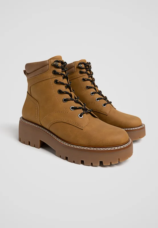 Botines planos acordonados estilo montaña Stradivarius - Imagen 3