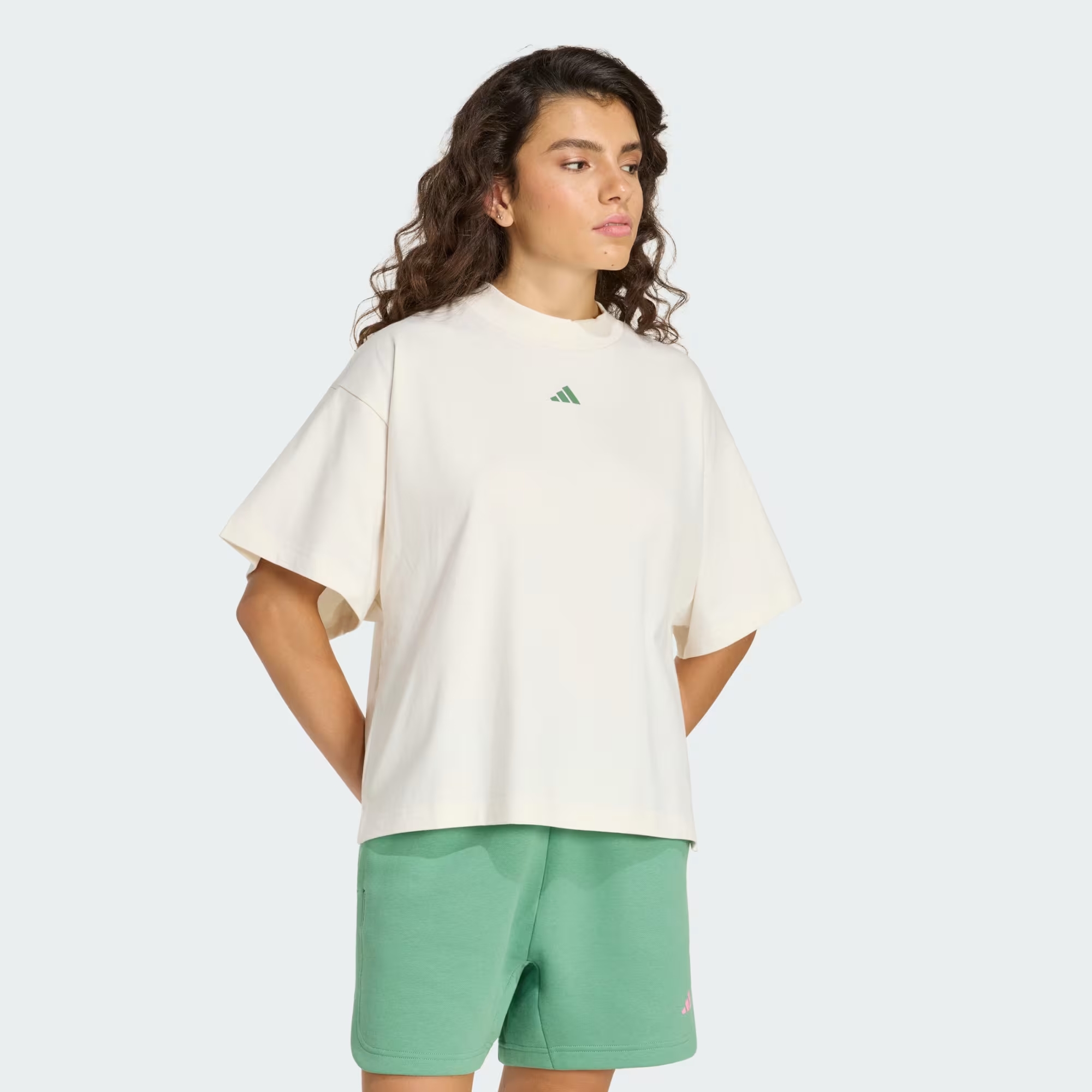 PLAYERA_STUDIO_3_FRANJAS_BOYFRIEND_Blanco_HZ0858_21_model (1)