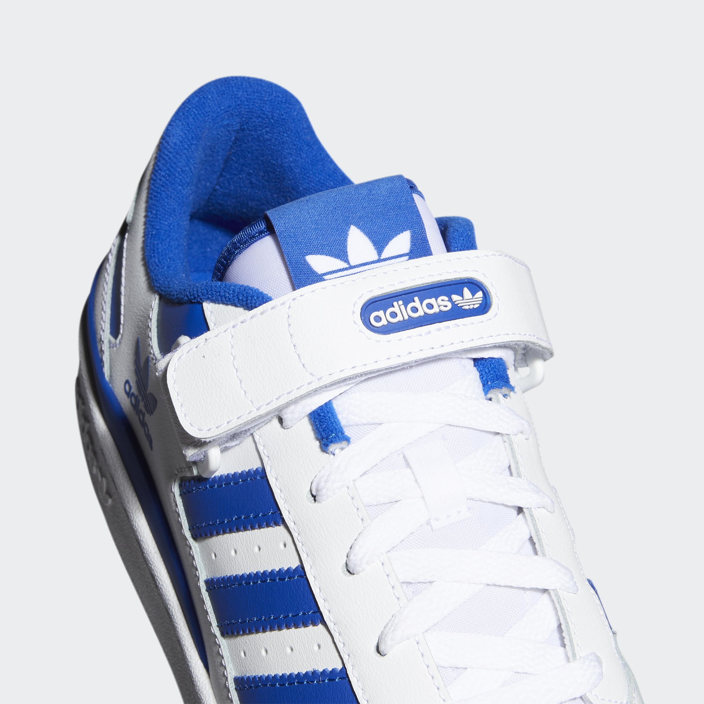 Adidas Forum Low Blancos con Azul | Tenis Retro Unisex - Imagen 3
