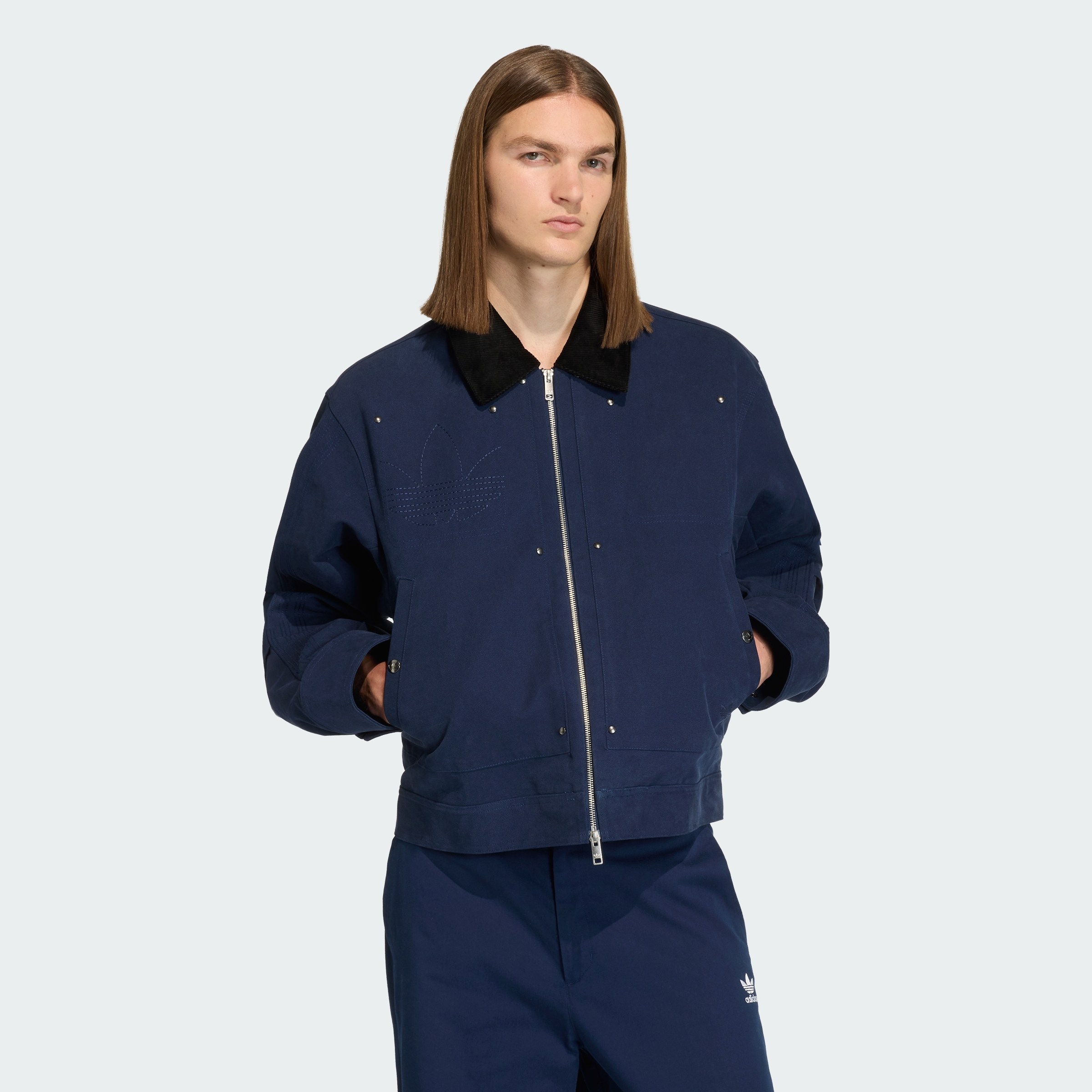 Chamarra_Bomber_Premium_Essentials_Azul_KD6569_21_model.jpg Chamarra_Bomber_Premium_Essentials_Azul_KD6569_21_model.jpg