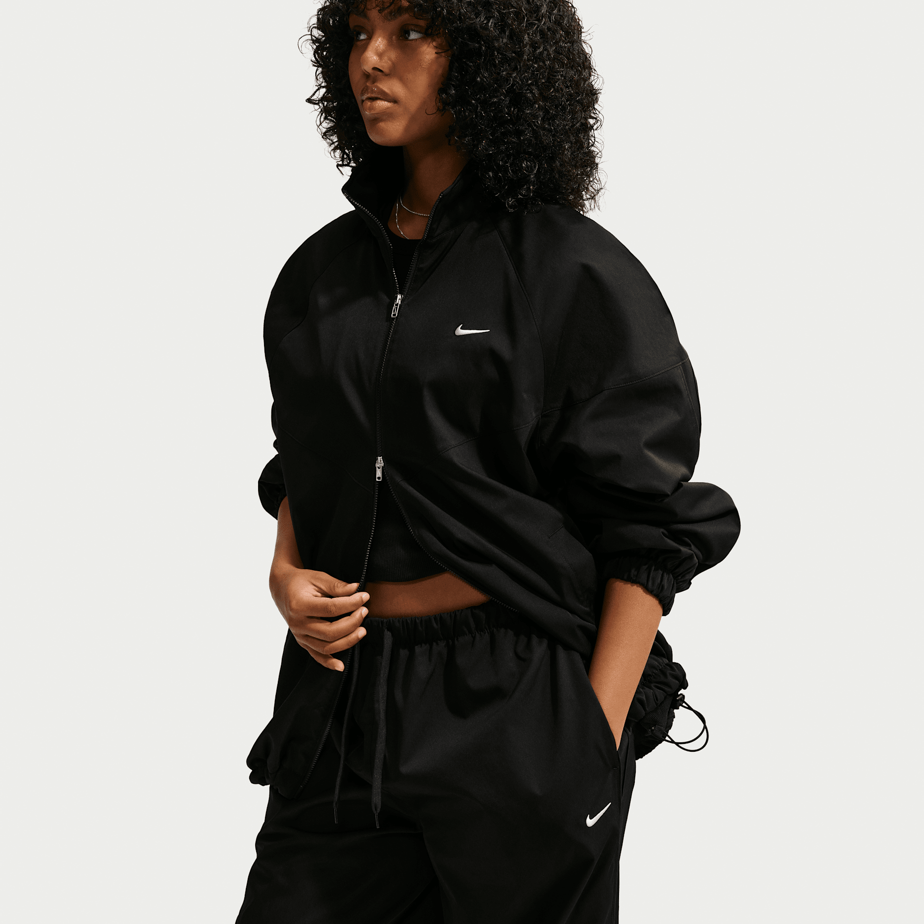Chamarra Nike oversized mujer | Sportswear Negra - Imagen 3