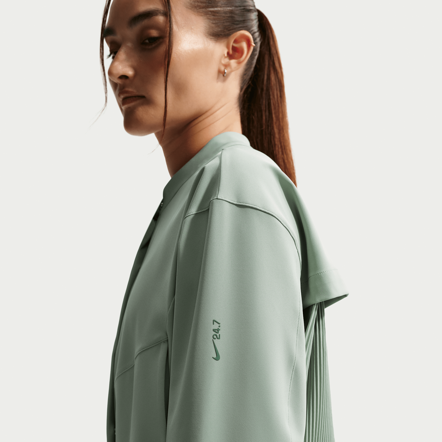 Chamarra Nike PerfectStretch | 24.7 Cropped Mujer - Imagen 3